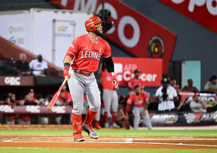 Leones del Escogido celebran victoria con jonrones