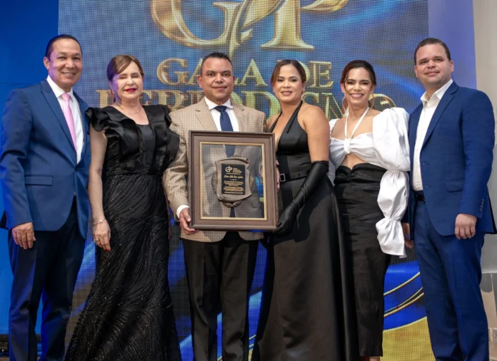 Julio Landrón recibe premio en gala de periodismo.