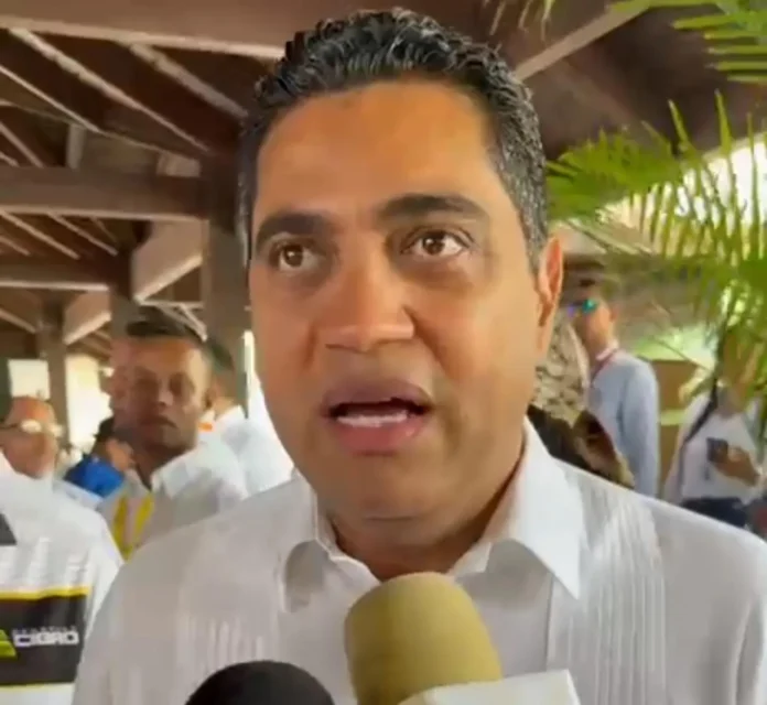 Ministro Kelvin Cruz prohíbe fútbol haitiano.