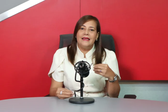 Rosa Sandoval presenta libro sobre abundancia.