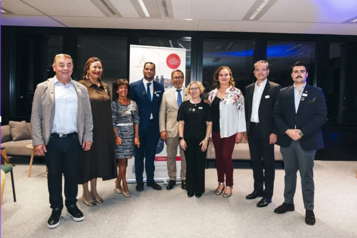 Cónsul Ana Emilia Báez en evento en Francia.