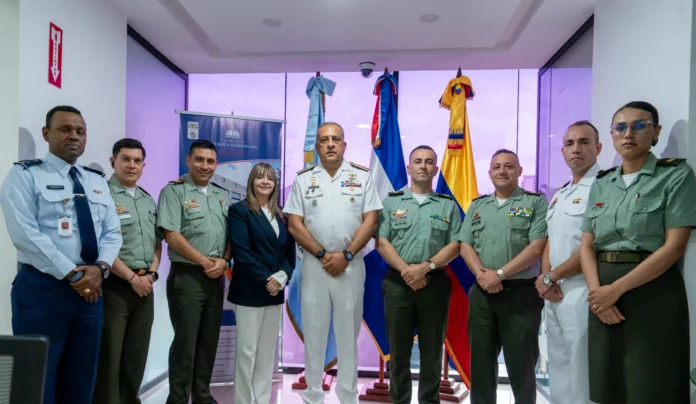 Reunión sobre control migratorio entre países.