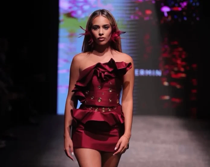 Leli Hernández en conjunto borgoña de Tiffany Fermín
