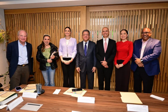 Leonel Fernández en reunión del Círculo de Montevideo.