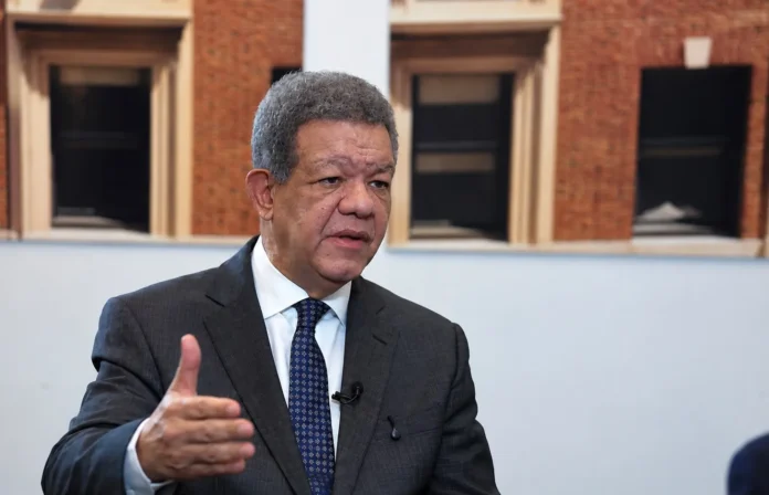 Leonel Fernández felicita a Lula por reelección.