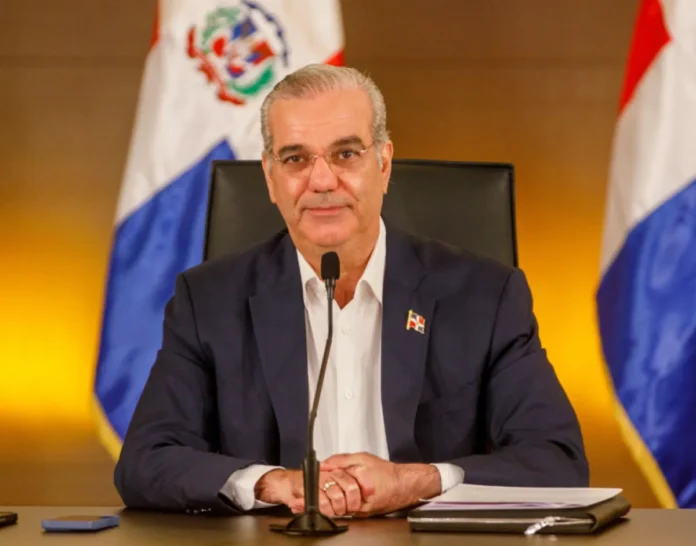 Abinader inaugura puente en Maimón, RD.