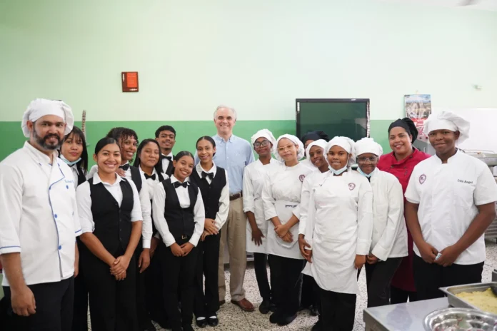 Formación en hotelería para jóvenes dominicanos