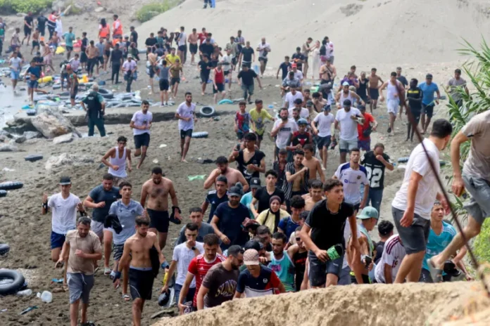 Traslado de migrantes en Ceuta.