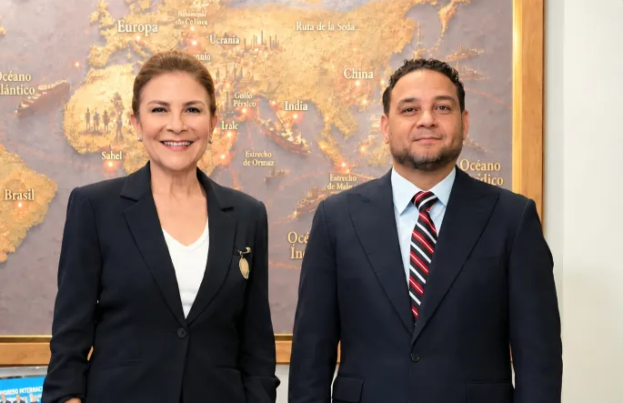 Carolina Mejía propone muro económico fronterizo.