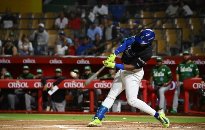 Mel Rojas Jr. celebra jonrón en el juego.