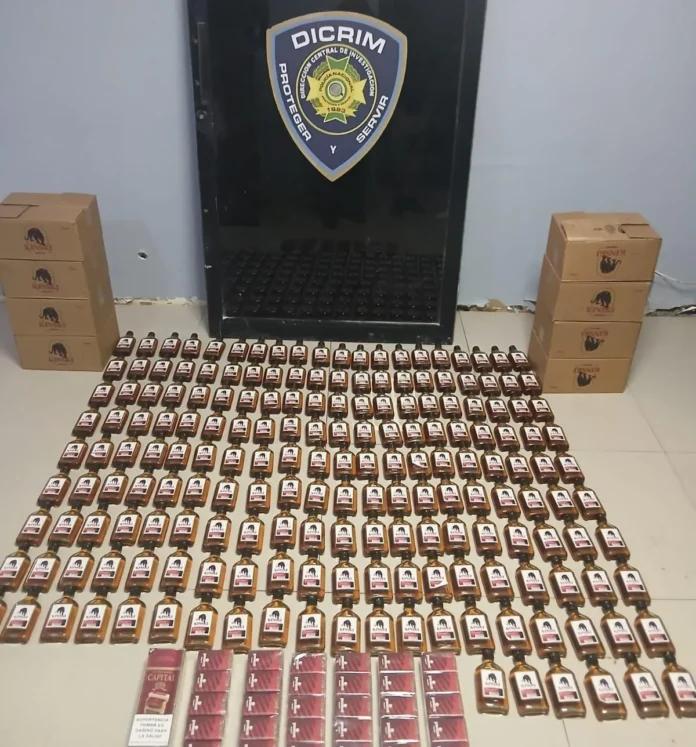 Policía confisca cigarrillos y bebidas alcohólicas.