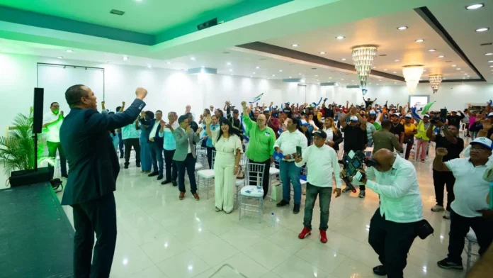 Juramentación de nuevos miembros del partido.