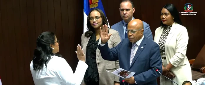 Minerva Frías asume curul en Diputados.