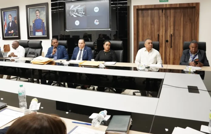 Minerd revisa calificaciones y pagos docentes.