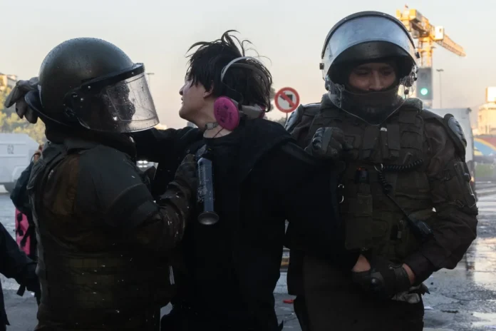 Detenciones en marcha por aniversario del estallido.