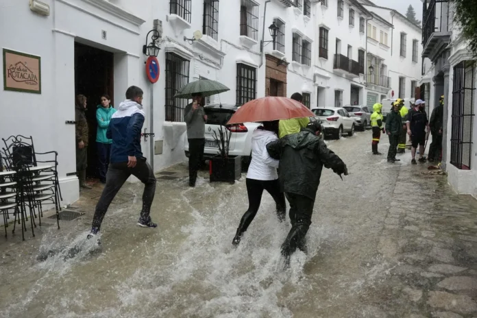 Lluvias torrenciales en España causan caos.