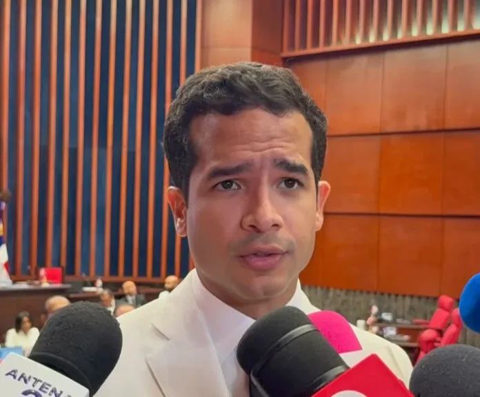 Omar Fernández propone fortalecer fiscalización congresual.