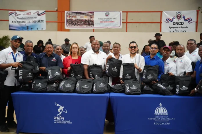 Entrega de kits a maestros de educación física