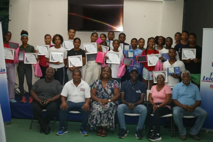 Estudiantes atletas destacados reciben reconocimiento.