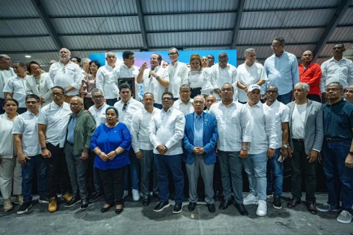 José Ignacio Paliza recibe reconocimiento del PRM
