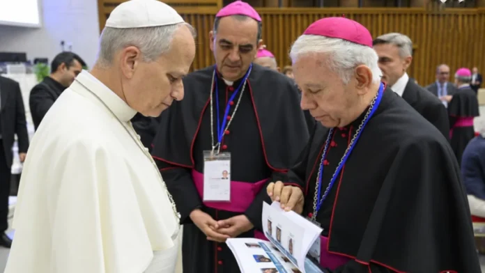 Papa recibe libro sobre desaparecidos en México