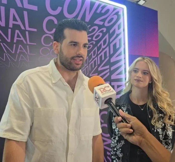 Pastor Miguel Bogaert apoya a jóvenes.