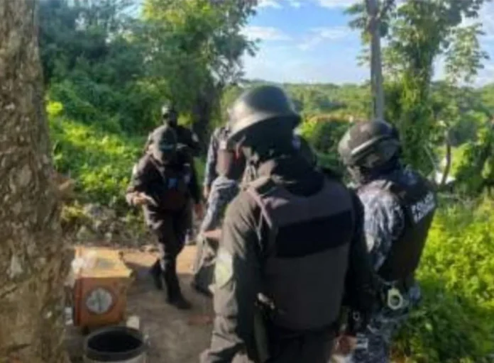 Policía incauta drogas y cuchillo en operativo.