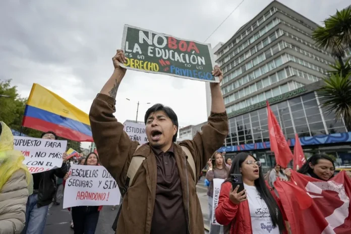 Marcha en Quito contra el presidente Noboa