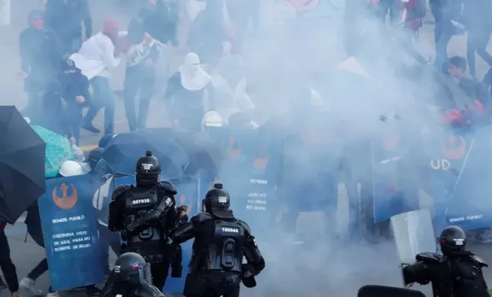 Policía disuelve protestas en Bogotá nuevamente