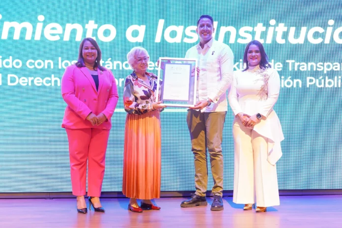Proindustria recibe premio por transparencia 2023.