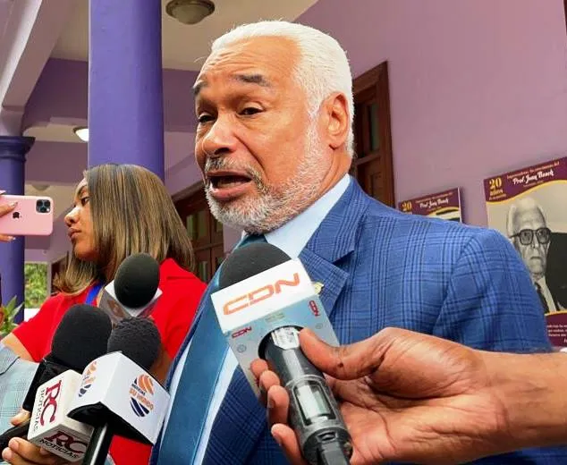 Camacho critica al PRM por plan migratorio.