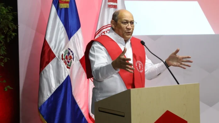 Rafael Santos Badía recibe reconocimiento educativo.