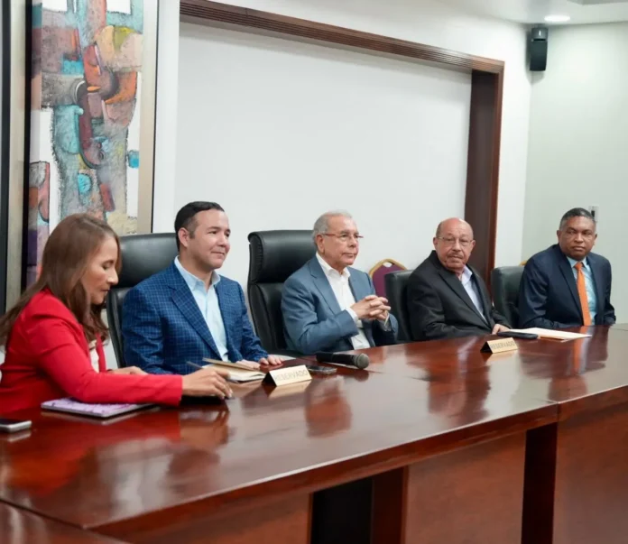 Danilo Medina y directivos de la AIRD