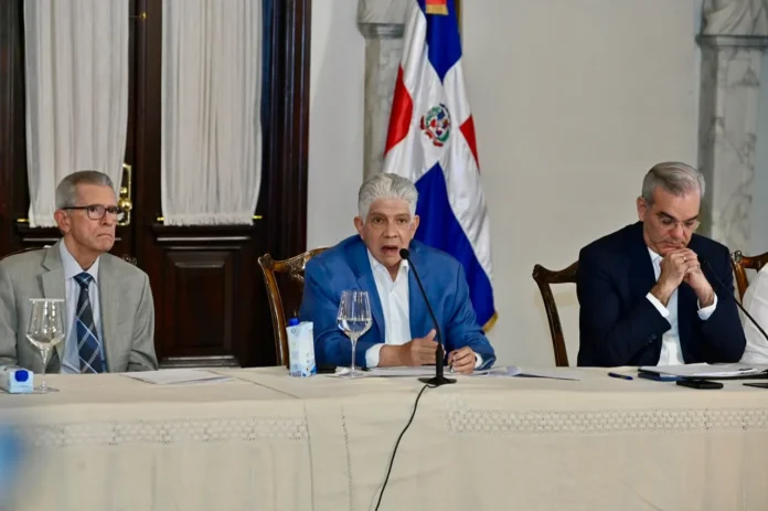 Ricardo Canalda anuncia contratos de Aerodom.