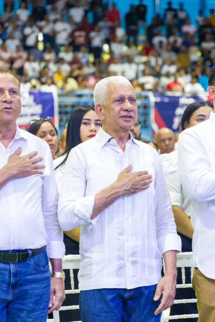 Ricardo juramenta apoyo sector construcción Sánchez Ramírez