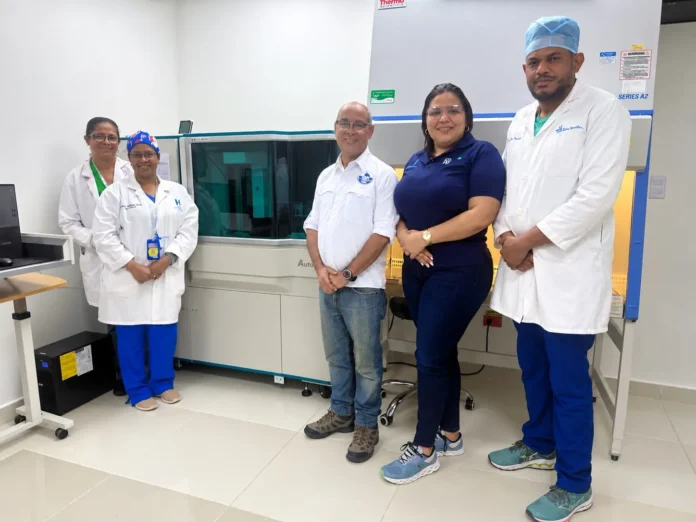 Analizador automatizado de microbiología en hospital.