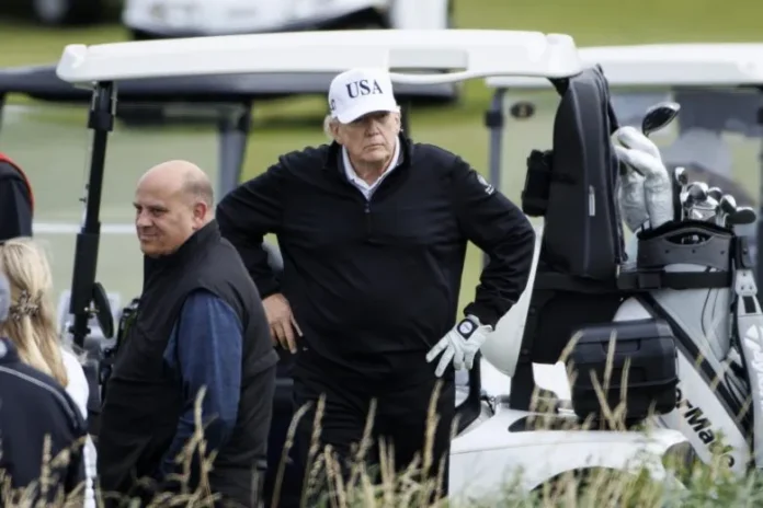 Trump propone club de golf como residencia presidencial.