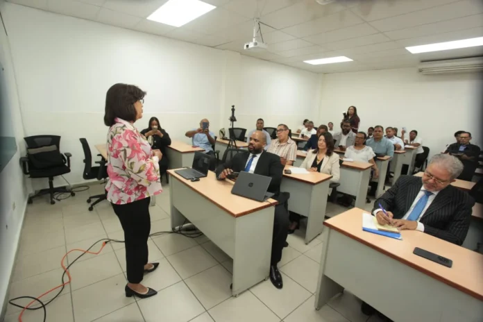 Charla sobre Norma ISO 21001 en UASD