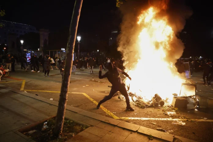Protesta juvenil en Barcelona con disturbios.