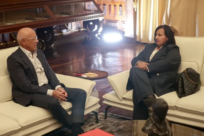 Opositores venezolanos en reunión de diálogo.