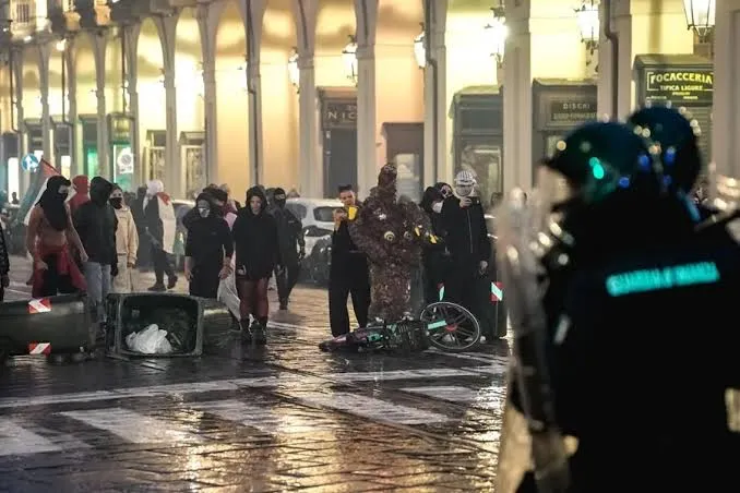 Protestas en Milán por crisis en Francia.