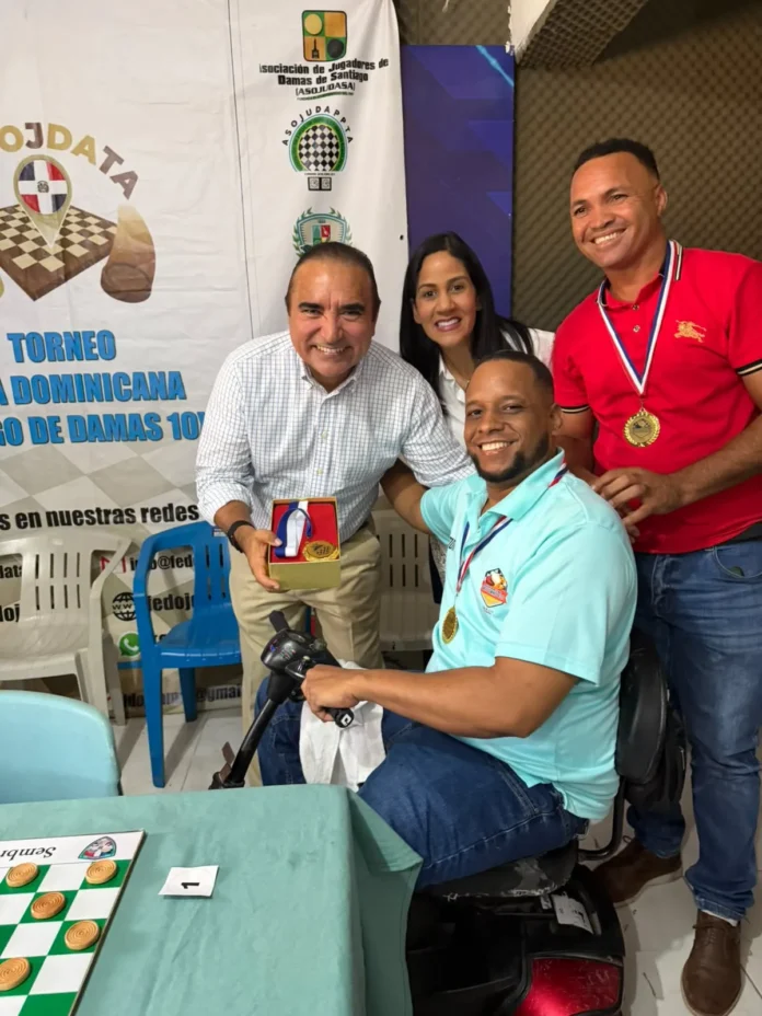 Víctor Pavón realiza saque de honor en evento.