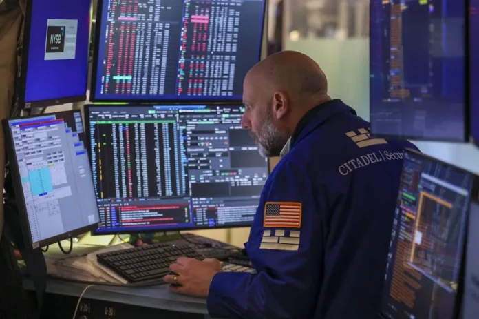 Wall Street cae por pérdidas en Nasdaq.