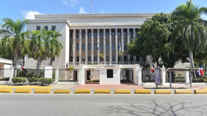 Minerd paga incentivos a docentes evaluados.