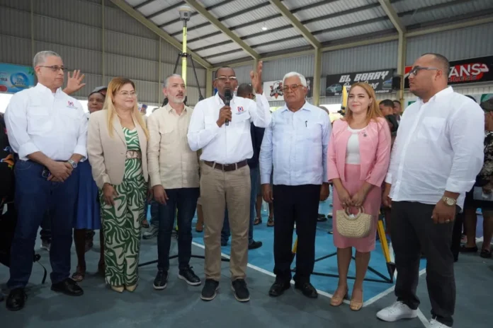 Gobierno titula terrenos en Azua.