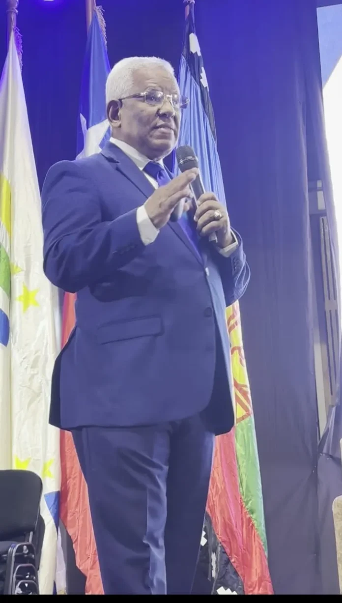 Fausto Mota en conferencia sobre La Vega.