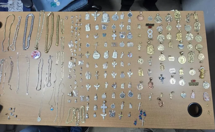 Prendas robadas de joyería recuperadas en Santiago