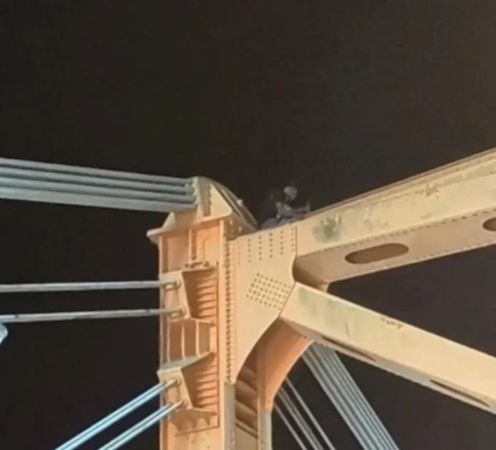 Rescate de hombre en puente Patiño.