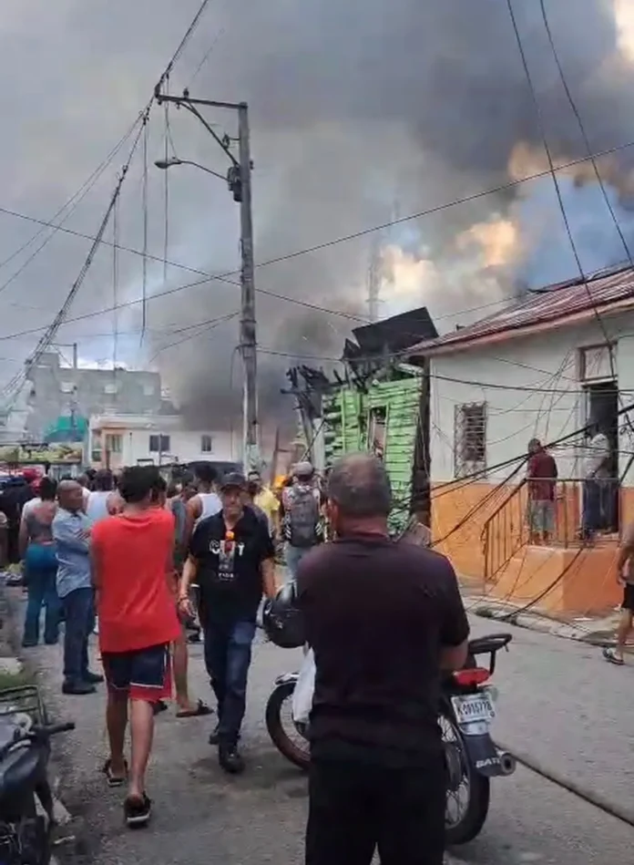 Bomberos controlan incendio en Pueblo Nuevo.