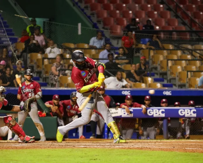 Ozuna conecta jonrón y Gigantes remontan.